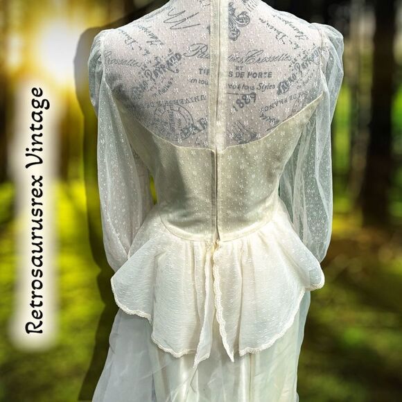 VINTAGE 1950’s Pinup Peplum Pearl Satin & Lace Wedding Gown, Medium - Picture 4 of 12